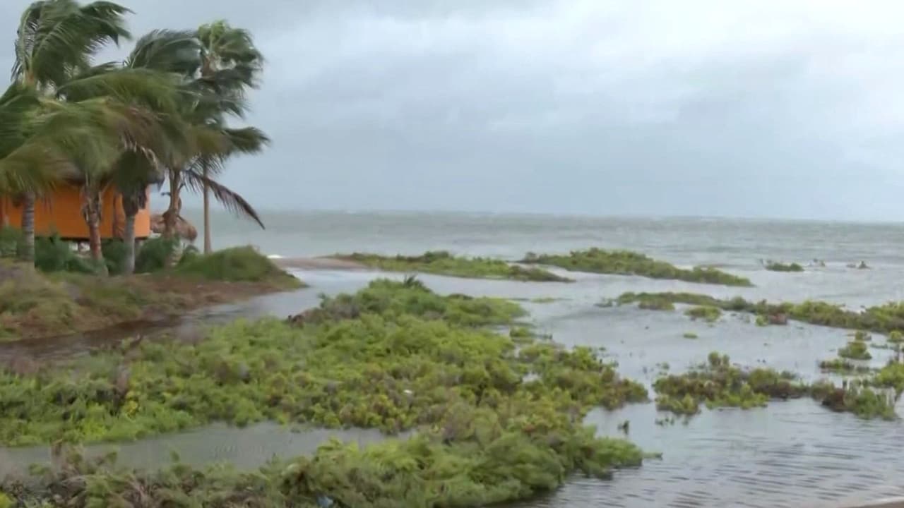 Así luce el océano Pacífico en una costa de México mientras el huracán Polo se aproxima a ese país