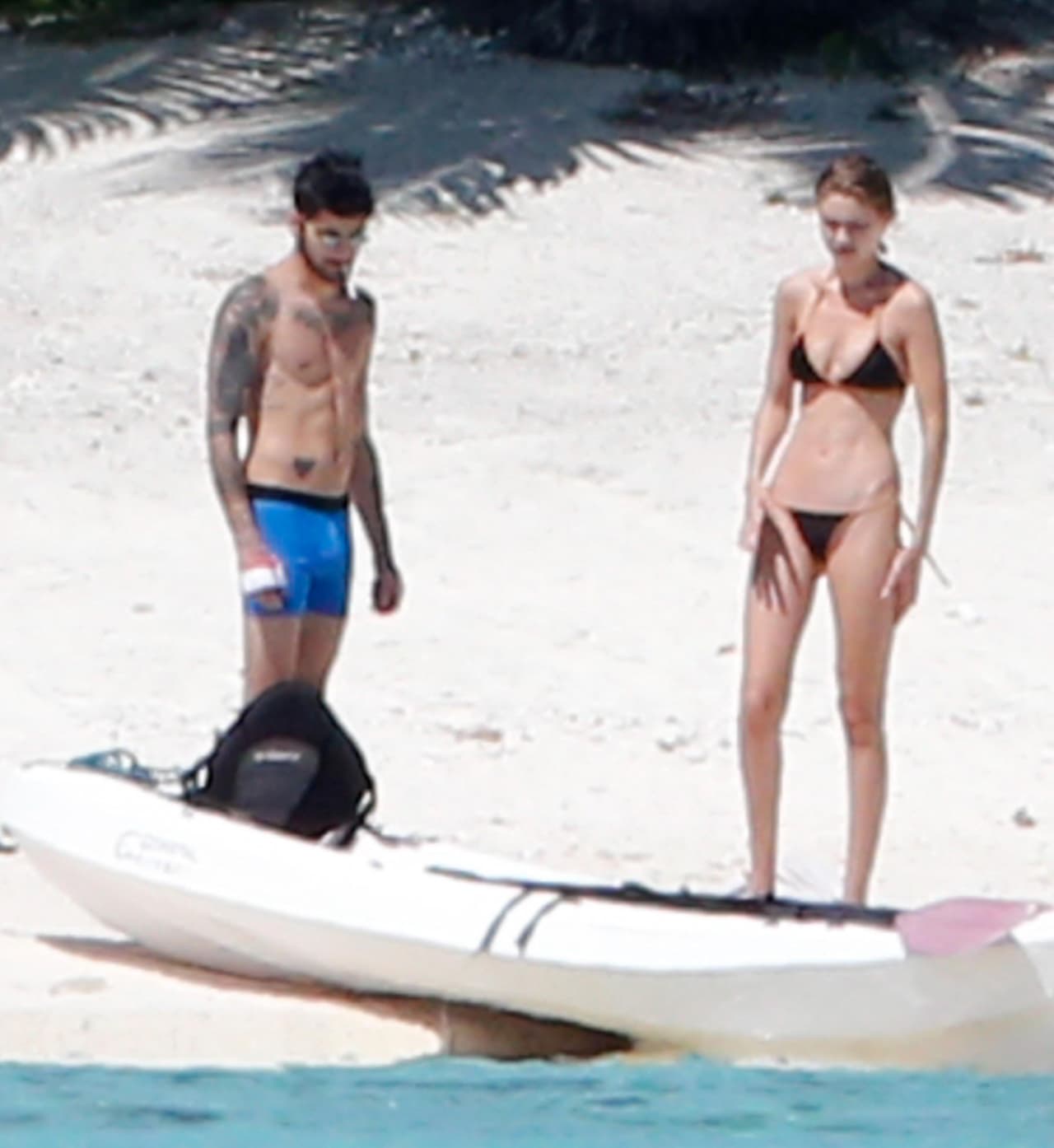 Gigi en bikini, con su pareja Zayn Malik.