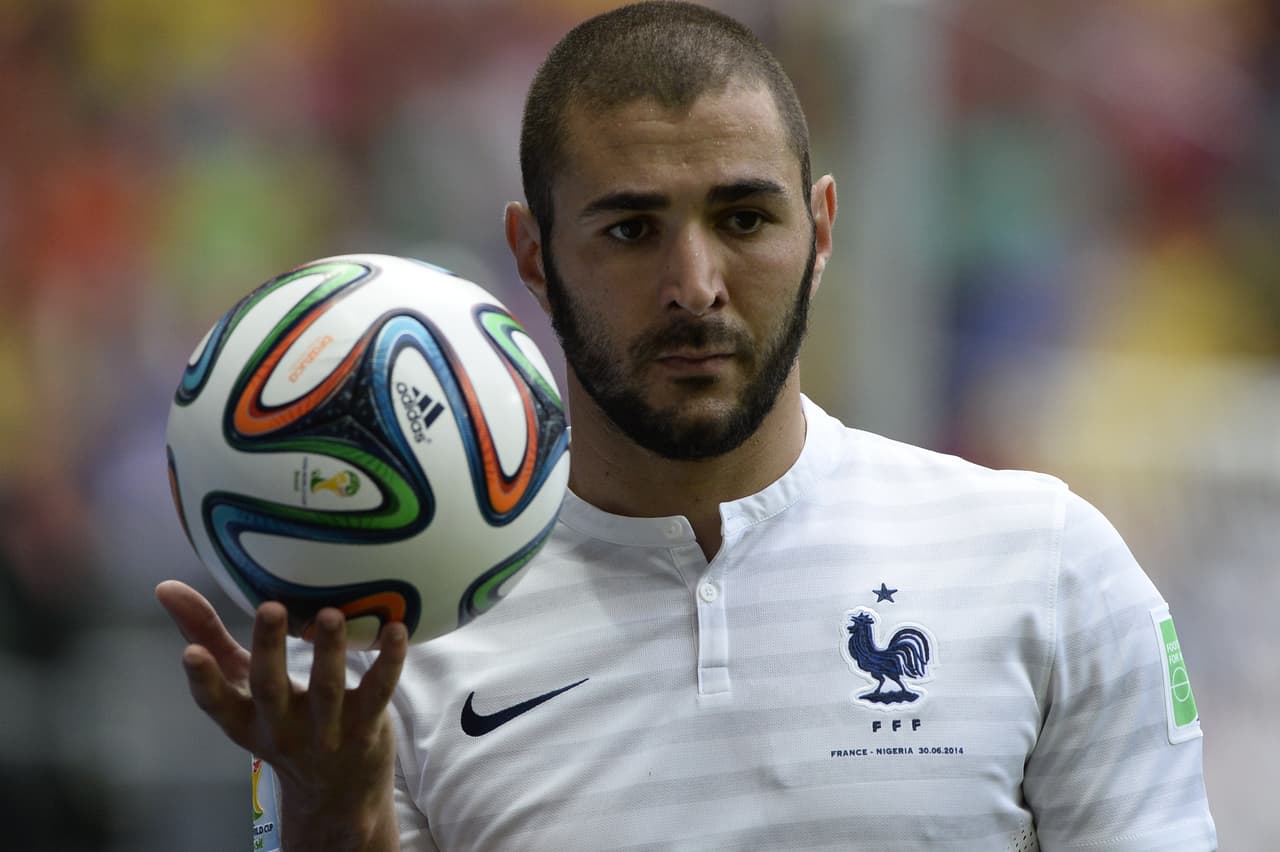 No cabe duda que el delantero Karim Benzema ha dado mucho de qué hablar, más por su mala conducta que por sus goles, falta ver cuál de sus dos imágenes termina por pesar más… ¿Será la de ‘Chico malo’ o la de goleador?