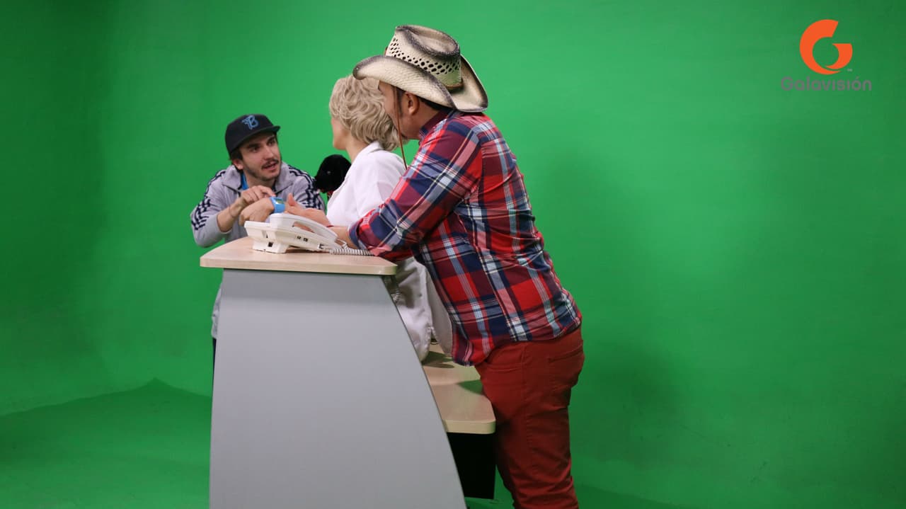 Nora Marines estuvo todo el tiempo sentada detrás del escritorio, aunque en el webisodio no se alcanza a percibir.