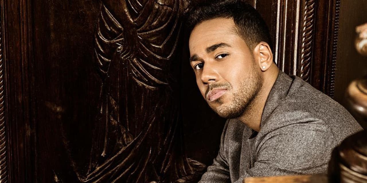 Además va por partida doble en la categoría de Canción del Año con 'Eres Mía' e 'Hilito'.