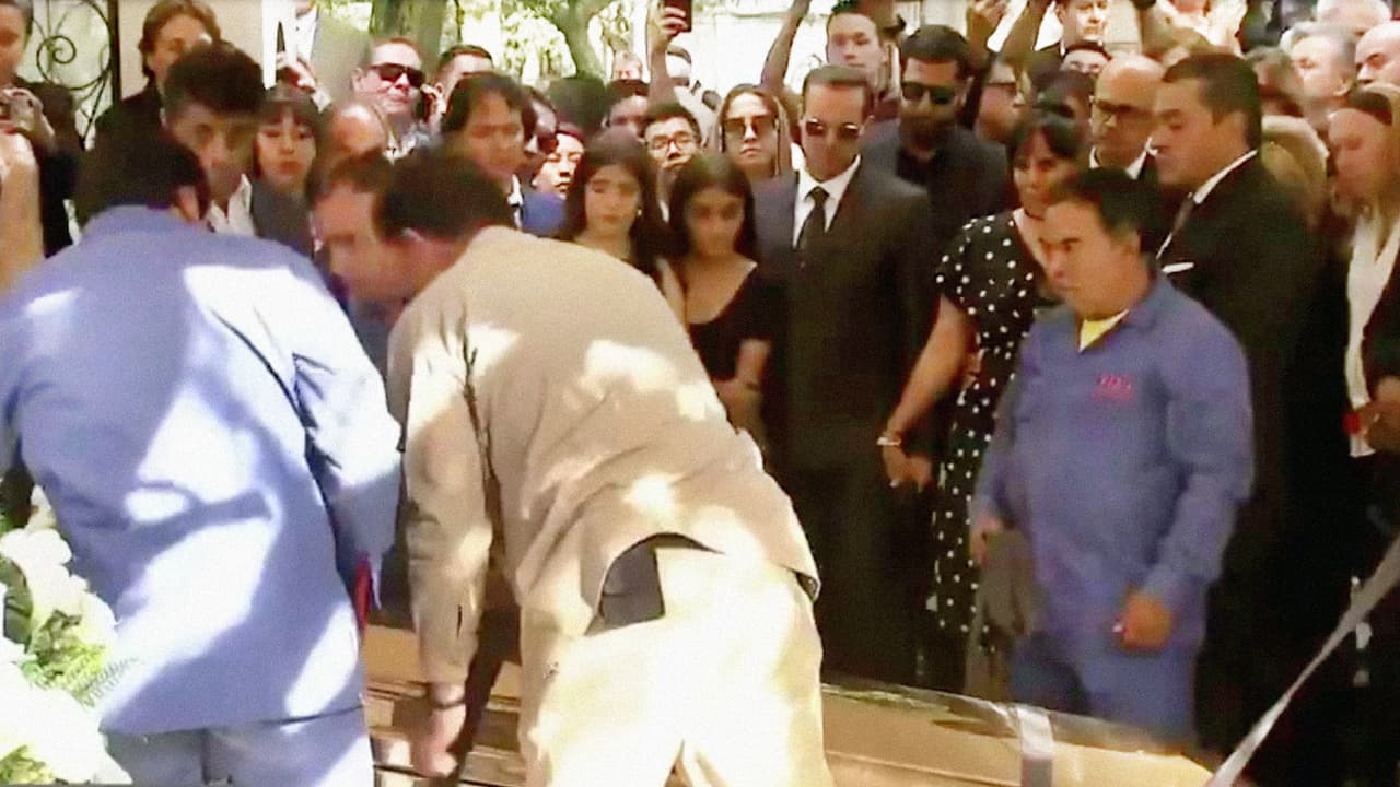 Finalmente, cuando llegaba la noche, las cenizas de José José fueron enterradas en un sepulcro junto a su madre.