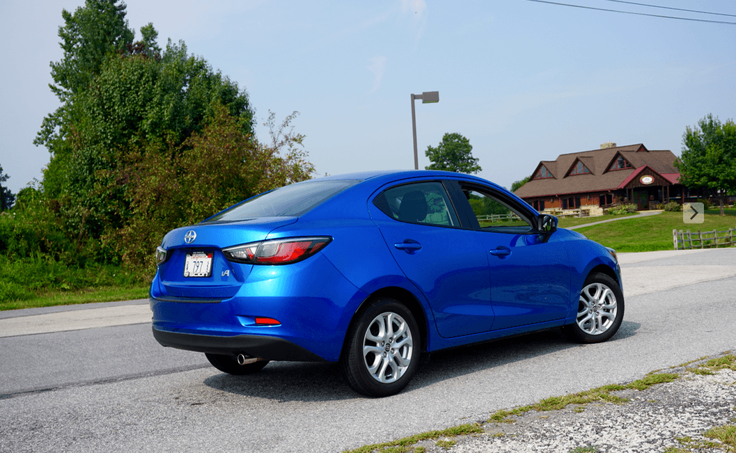Visto por la detrás el Scion iA 2016 parece una versión a escala del Mazda3