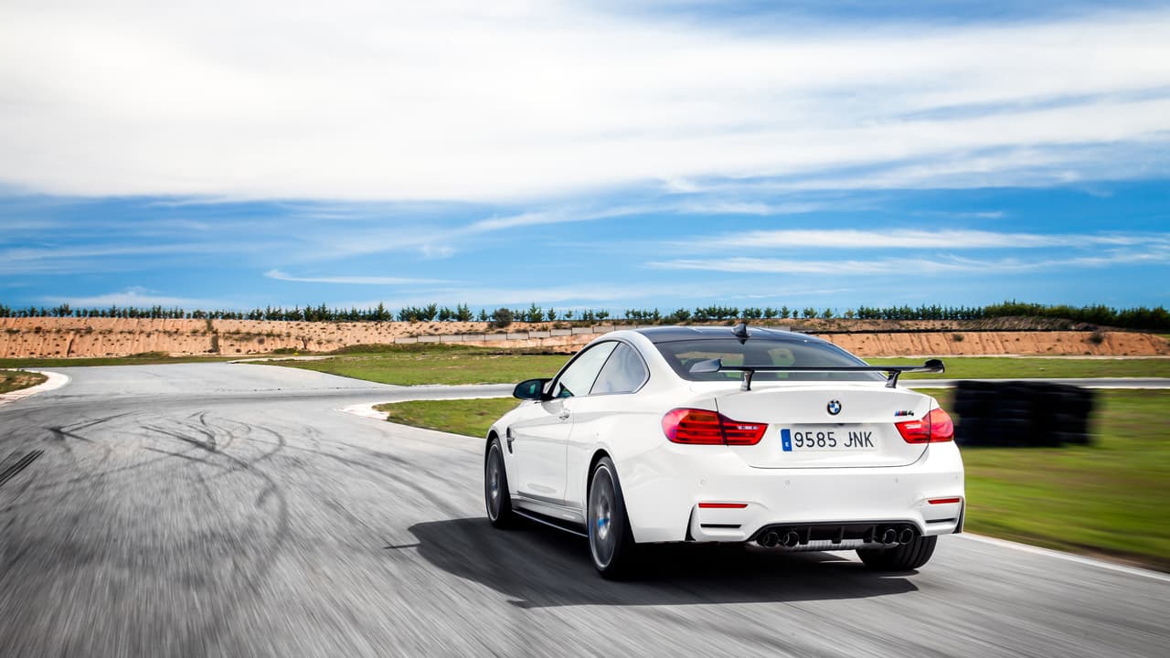Este aparatoso alerón en fibra de carbono es exclusivo del BMW M4 CS 2017.