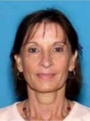 <h3 class="cms-H3-H3">Jeanine De Riddere </h3>
<br>
<br>Esta mujer de 65 años, oriunda de la República Democrática del Congo, 
<a href="https://www.fbi.gov/wanted/parental-kidnappings/jeanine-deriddere" target="_blank">es acusada de participar en el secuestro en 2010 de su nieta Gabrielle Dahm</a>, del condado Broward Florida, luego de que su hija, Leslie Delbecq, obtuviera la custodia compartida con su ahora exesposo Christopher Dahm, padre biológico de la niña. 
<br>
<br>La agencia especifica que De Ridder y Delbecq sacaron a Gabrielle de Florida y la llevaron a Abu Dhabi, Emiratos Árabes Unidos, violando la orden de la corte del condado de Broward que exigía que la niña fuera devuelta el 4 de agosto de 2020 al padre de la menor. 
<br>
<br>Un año después, madre e hija fueron acusadas de secuestro parental internacional por un Gran Jurado Federal del Tribunal de Distrito de los Estados Unidos, Distrito Sur de Florida y se emitieron órdenes federales para sus arrestos.
<br>
<br>El FBI indica que De Riddere es políglota y cuenta con la doble ciudadanía en Bélgica y en la República Democrática del Congo. 
<br>