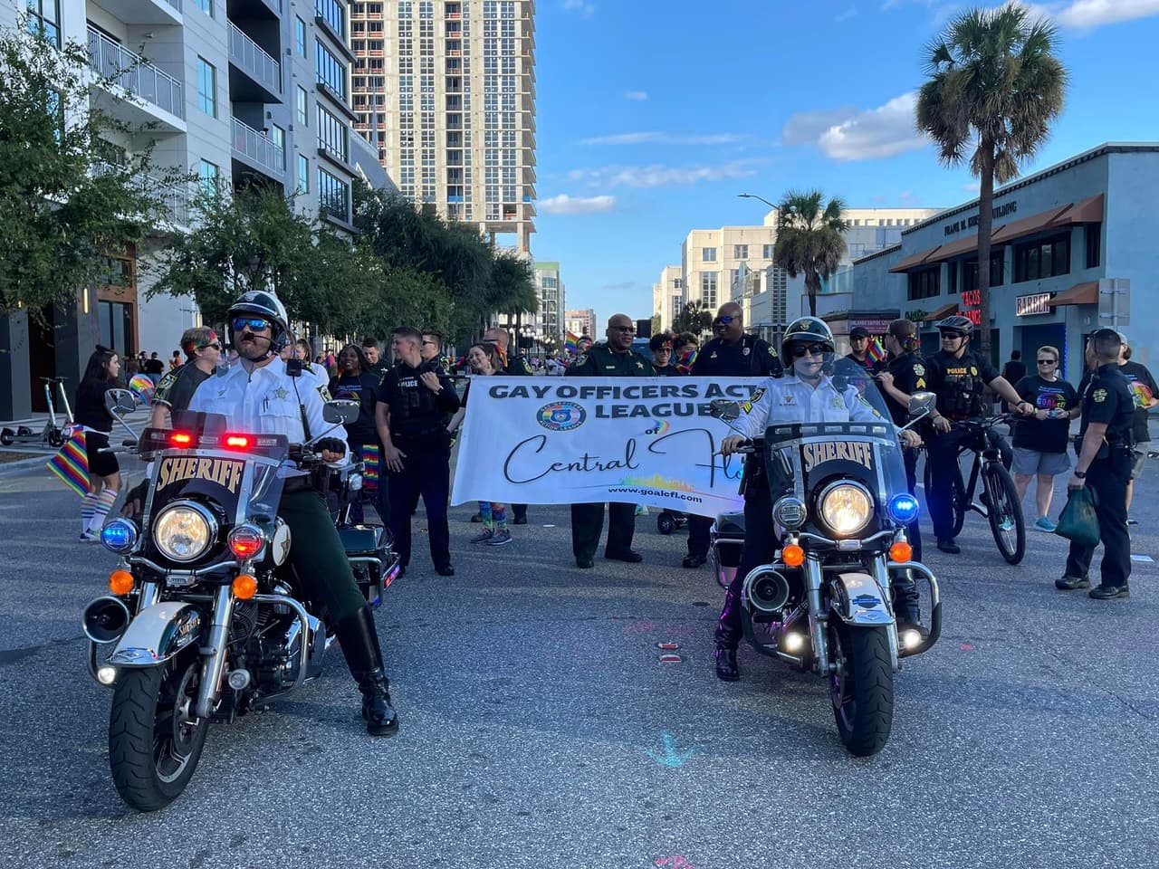 El festival y desfile "Come Out Pride Orlando" reunió el sábado 15 de octubre a miles de personas en el Parque Lake Eola que celebraron la diversidad y el Orgullo de la comunidad LGBTQ+ de Florida Central.