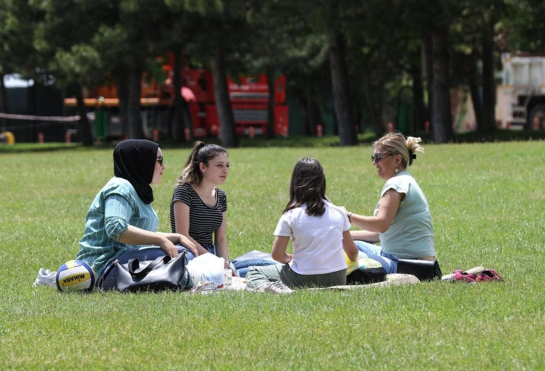 El límite de reuniones masivas pasará a 25 personas en interiores y 50 personas en exteriores.