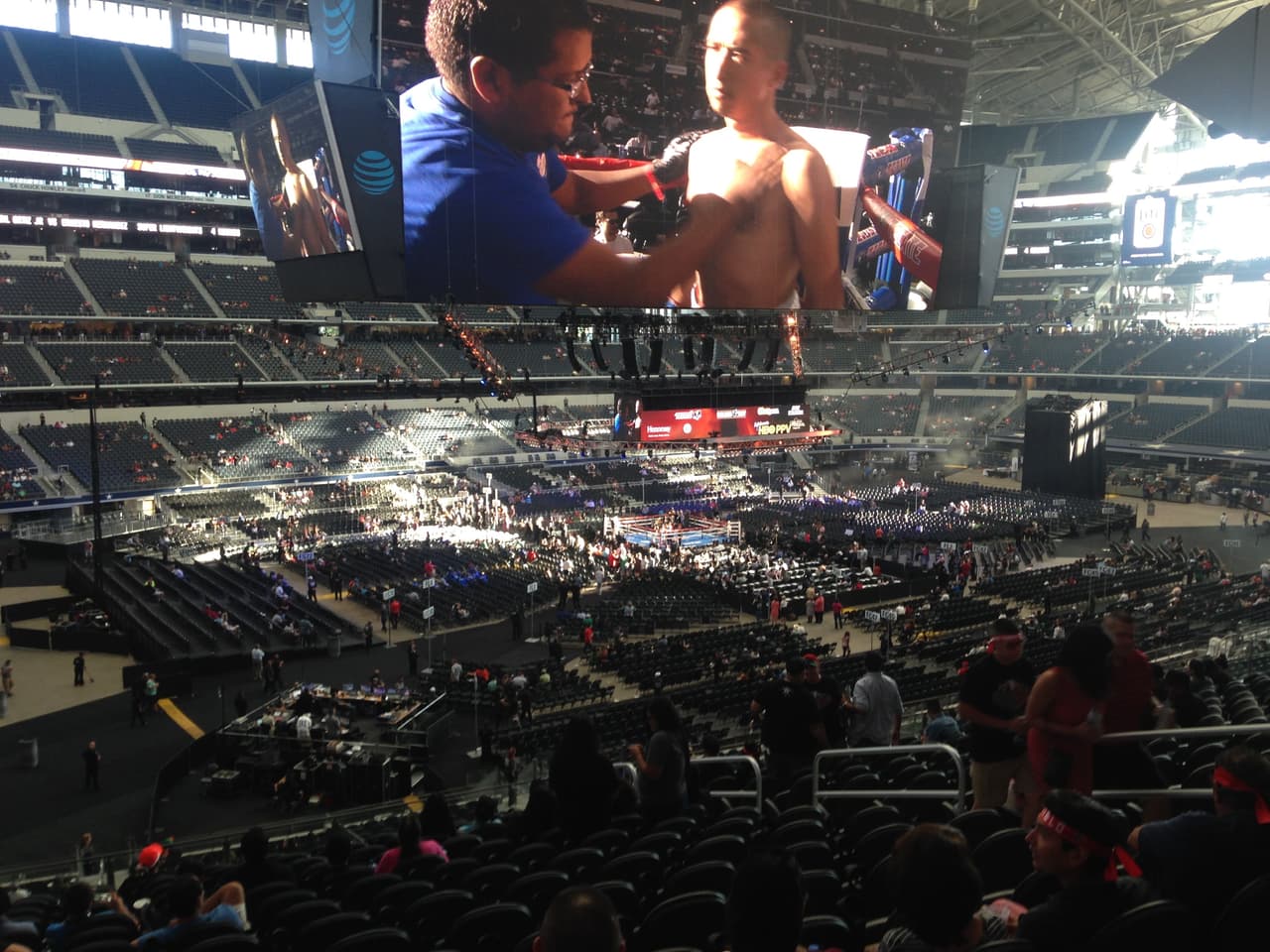 Monumental lució la arena que normalmente se utiliza para partidos de NFL. Cerca de dos mil asientos se pusieron en la zona donde tendría que estar el césped.