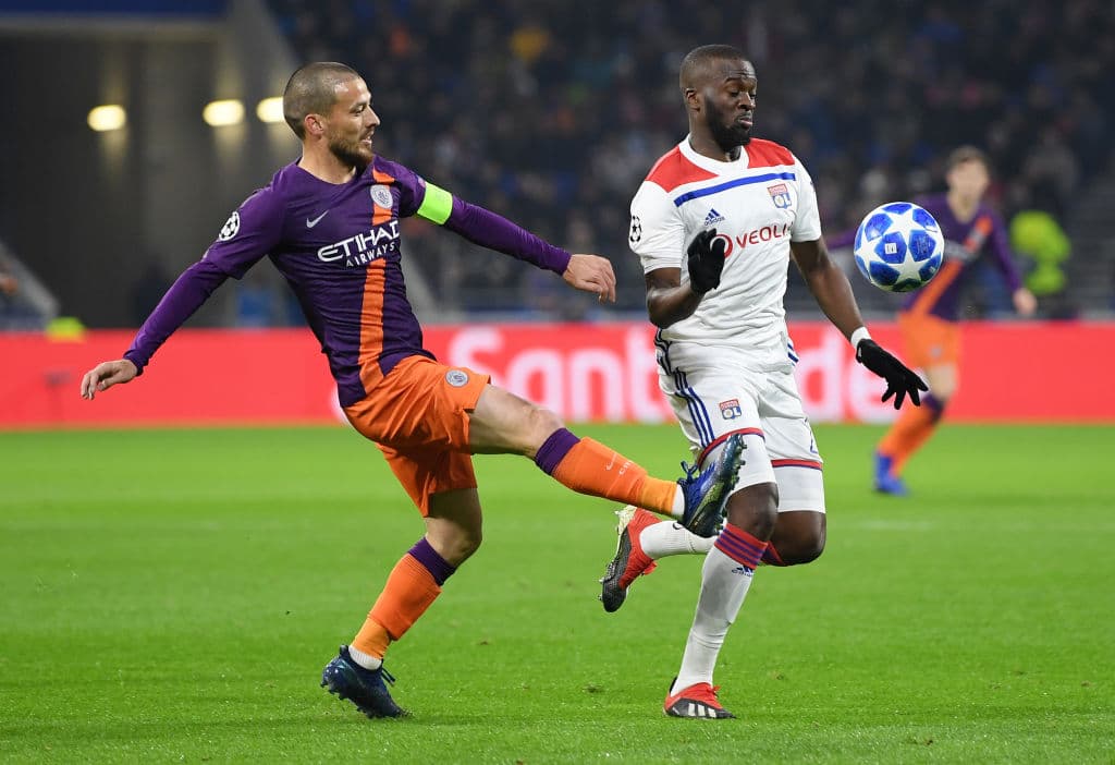Tanguy Ndombelé peleando el balón con David SIlva, parte de las acciones de la primera mitad que fue dinámica, con llegadas en ambos lados y un partido muy entretenido.
