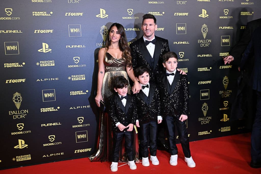 Lionel Messi, jugador de Argentina y del PSG, llegó acompañado por su esposa Antonela Roccuzzo y sus hijos Ciro, Mateo y Thiago.