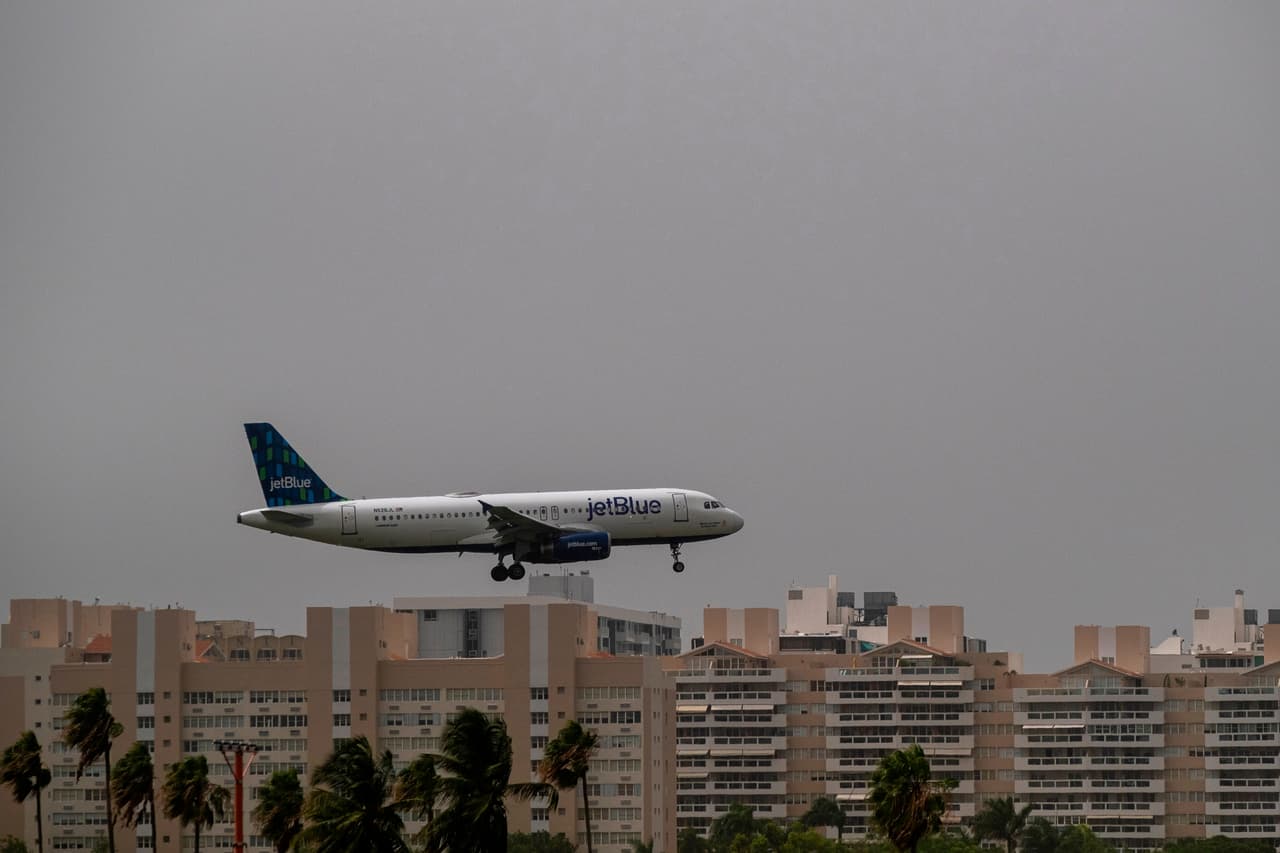 La densidad fue tal que los pilotos de los aviones que tenían que aterrizar en San Juan tuvieron que extremar precauciones. El principal aeropuerto internacional de la capital reportaba una visibilidad de apenas 5 millas (8 kilómetros), debido a la nube de polvo.