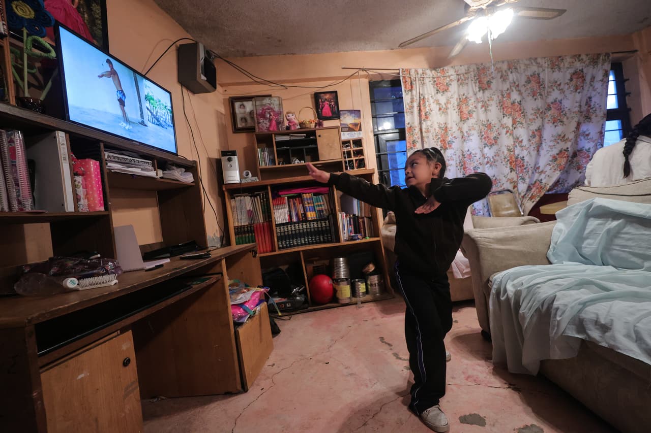 Julia, estudiante de segundo grado de la escuela primaria, hace ejercicios durante las clases de educación física en la televisión de su casa. El gobierno ha recomendado que los niños estén acompañados por un adulto durante sus clases, para que ayuden a los estudiantes ante cualquier duda que pudiera surgir. En caso de no tener algún padre o tutor cerca, Moctezuma agregó este lunes que se han instalado 160 líneas telefónicas para alumnos que busquen ese apoyo o tutoría.
<b>Sin embargo, con alrededor de 30 millones de alumnos, dichos recursos resultarían insuficientes.</b> El funcionario recomendó a los padres mantenerse en contacto con los maestros de sus hijos.