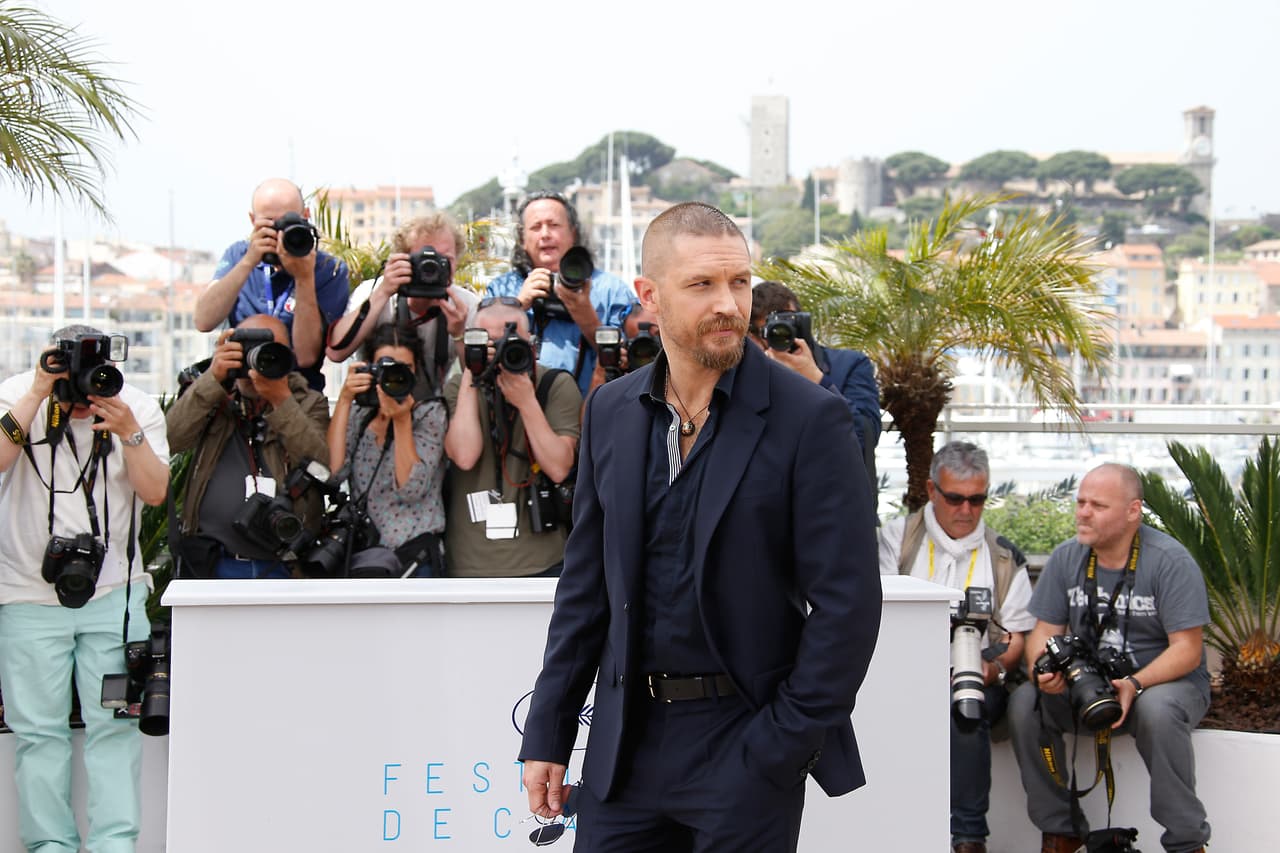 El actor tiene una barba súper cool que lo hace de lo más atractivo.