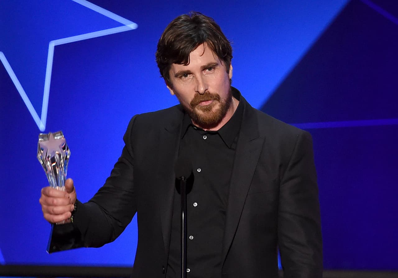 Bale tiene un look único, con esa barba cerrada y unos ojos color café que son encantadores.