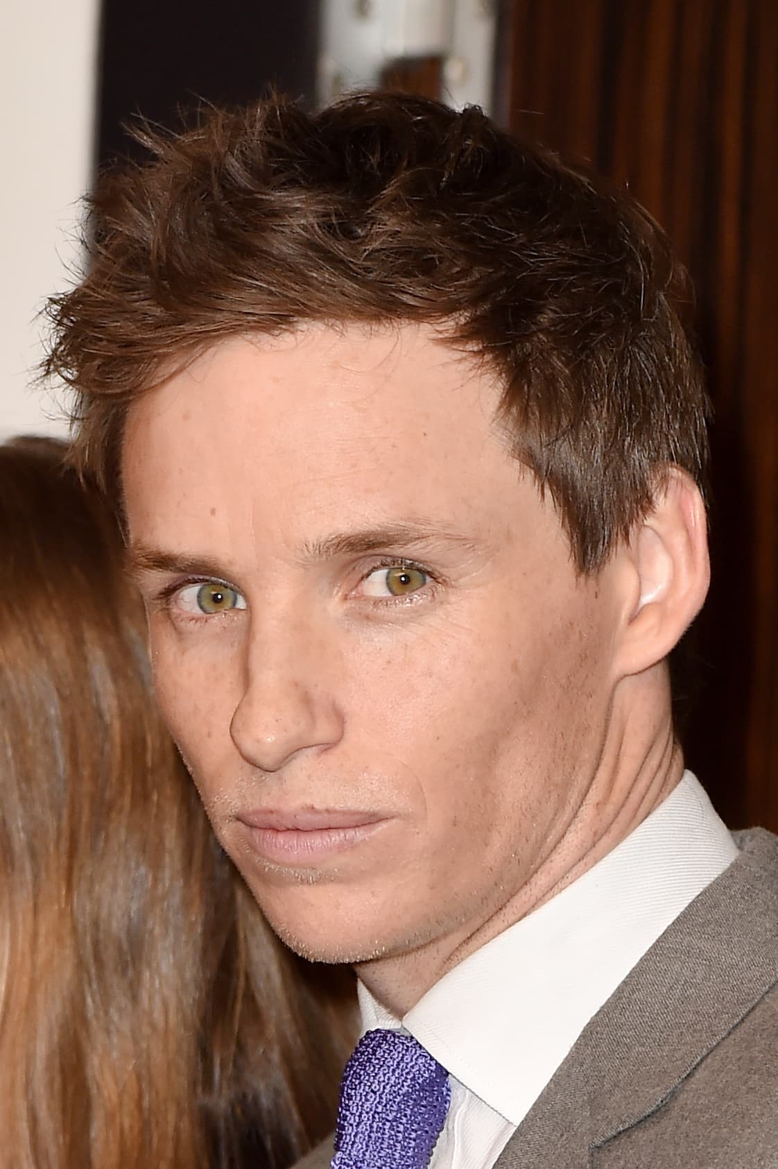 Sus facciones son finitas, lo que hacen que tenga un rostro muy estético y delgado.