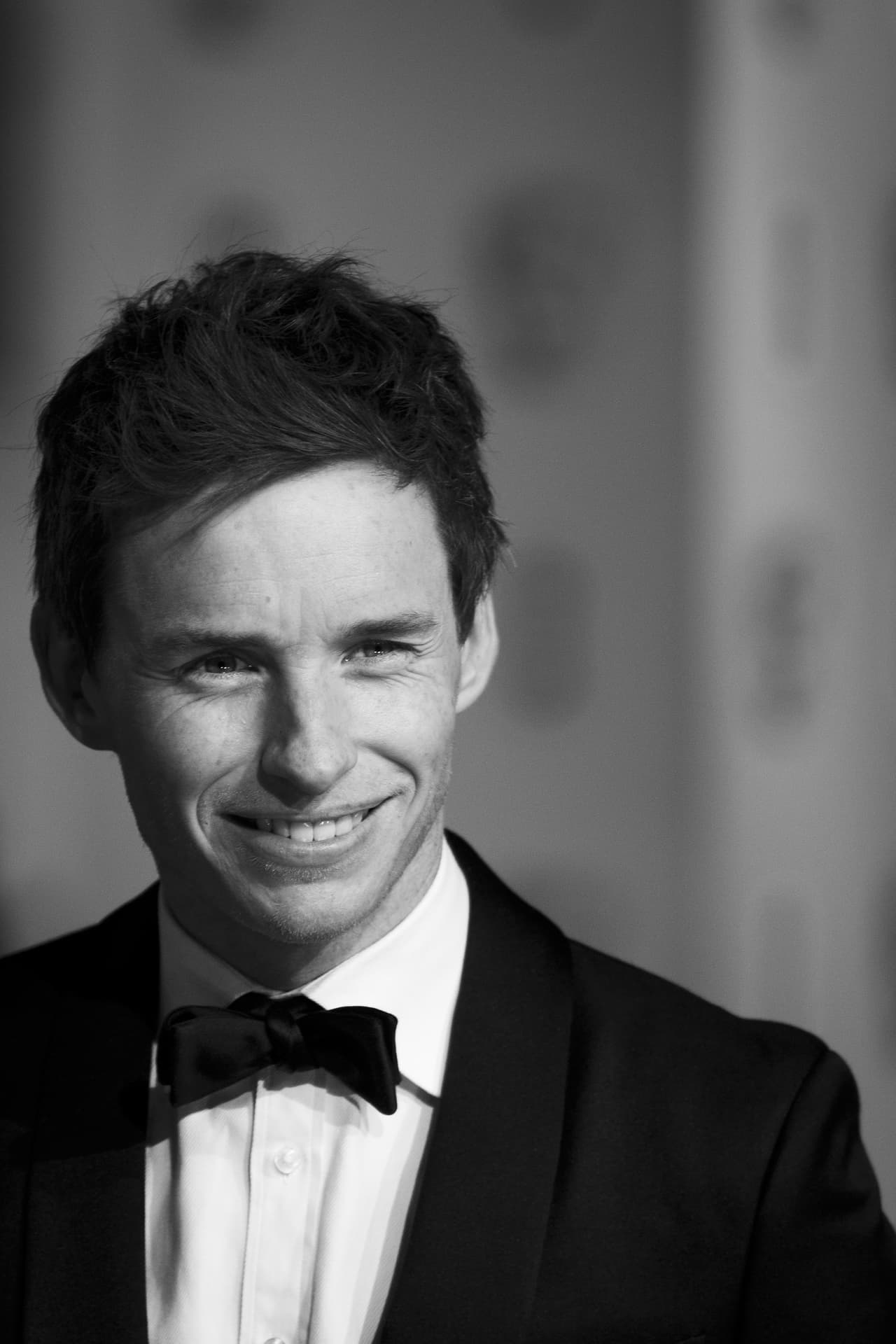 Este británico tiene una sonrisa divina y unas pecas en las mejillas que lo hacen ver súper guapo.