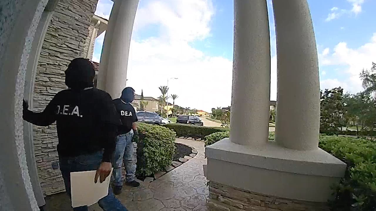 Llevaban los rostros cubiertos con pasamontaña y las autoridades creen que tenían armas.