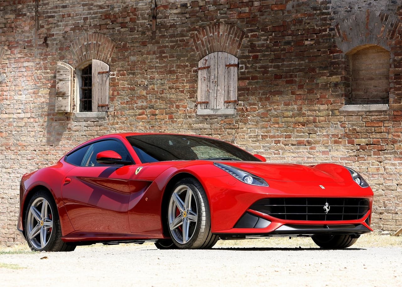 <h3 class="cms-H3-H3"><b>9. Ferrari F12 Berlinetta</b></h3>
<br>
<br>
<b>Capacidad del tanque: </b>24.30 galones
<br>
<b>Costo estimado para llenar el tanque:</b> $99
<br>
<b>Consumo de combustible:</b> 13 mpg en trayecto combinado
