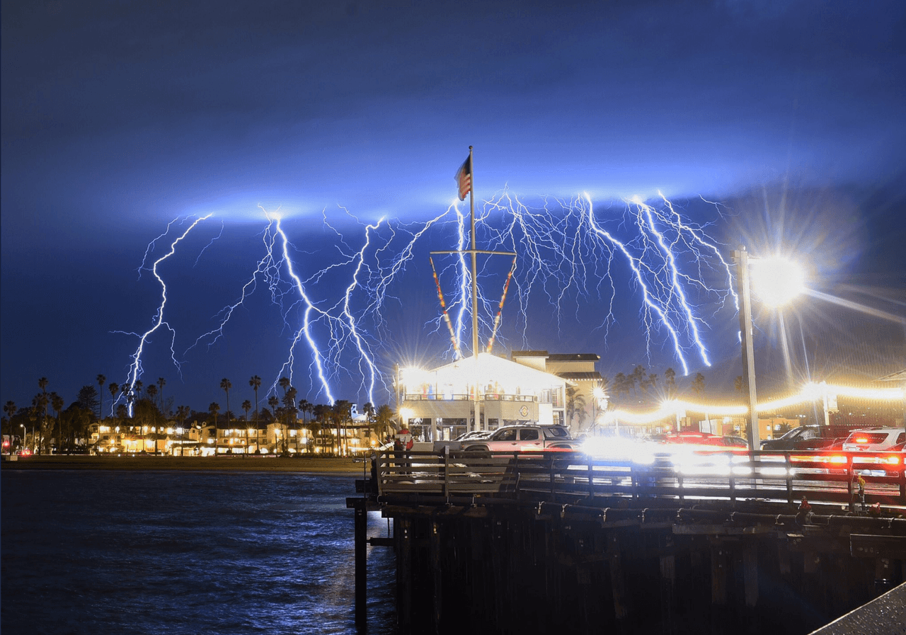 La oficina de Los Ángeles del Servicio Nacional de Meteorología reportó al menos 2,200 rayos durante la noche de este martes en toda la región, incluida una ráfaga de 1,200 rayos que cayó en la comunidad de Santa Bárbara durante cinco minutos. Tormentas de este tipo no son usuales en la zona.