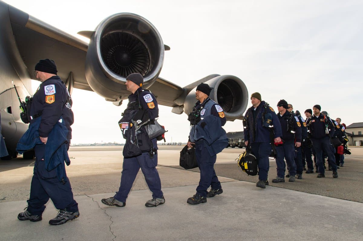 Elementos del equipo de búsqueda y rescate del Departamento de Bomberos del Condado de Los Ángeles se dirigen a Turquía para ayudar en las labores tras el terremoto de magnitud de 7,8 que azotó al país asiático el lunes.
<br>