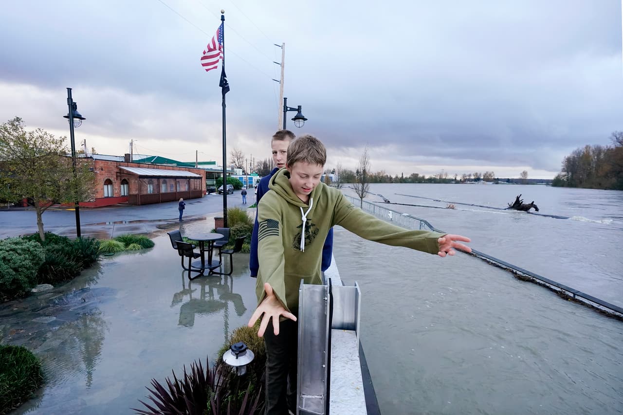 El Servicio Meteorológico Nacional había emitido advertencias de inundaciones para varios ríos alrededor del oeste de Washington.
<br>
<br>Afortunadamente el río Skagit, en Mount Vernon (en la foto), no superó alcanzó el nivel de un muro contra inundaciones que había sido construido en 2016.
<br>