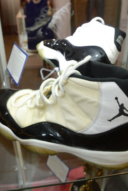 La casa rematadora esperaba vender entre $4,000 y $6,000 un par de zapatos 'Air Jordan XI Concord' usados por el basquetbolista Michael Jordan los cuales finalmente fueron rematados por $10,240.