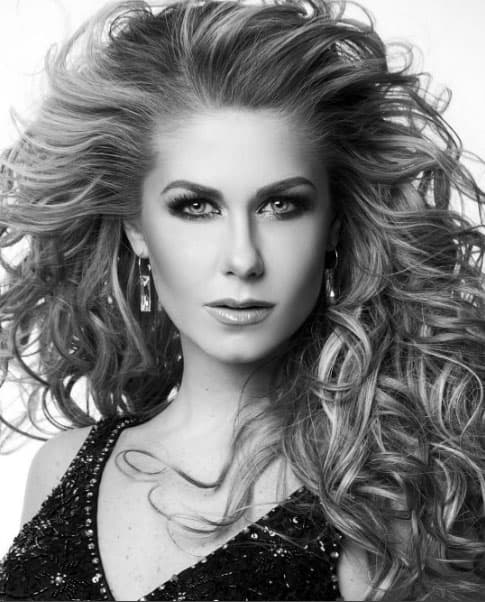 Pero debajo de este personaje está una guapa mujer. A 
<b><a href="https://www.univision.com/programas/novelas/ingrid-martz-se-caso-por-ritual-chamanico">Ingrid</a></b> no le importó dejar a un lado su sensualidad para interpretar dicho papel.