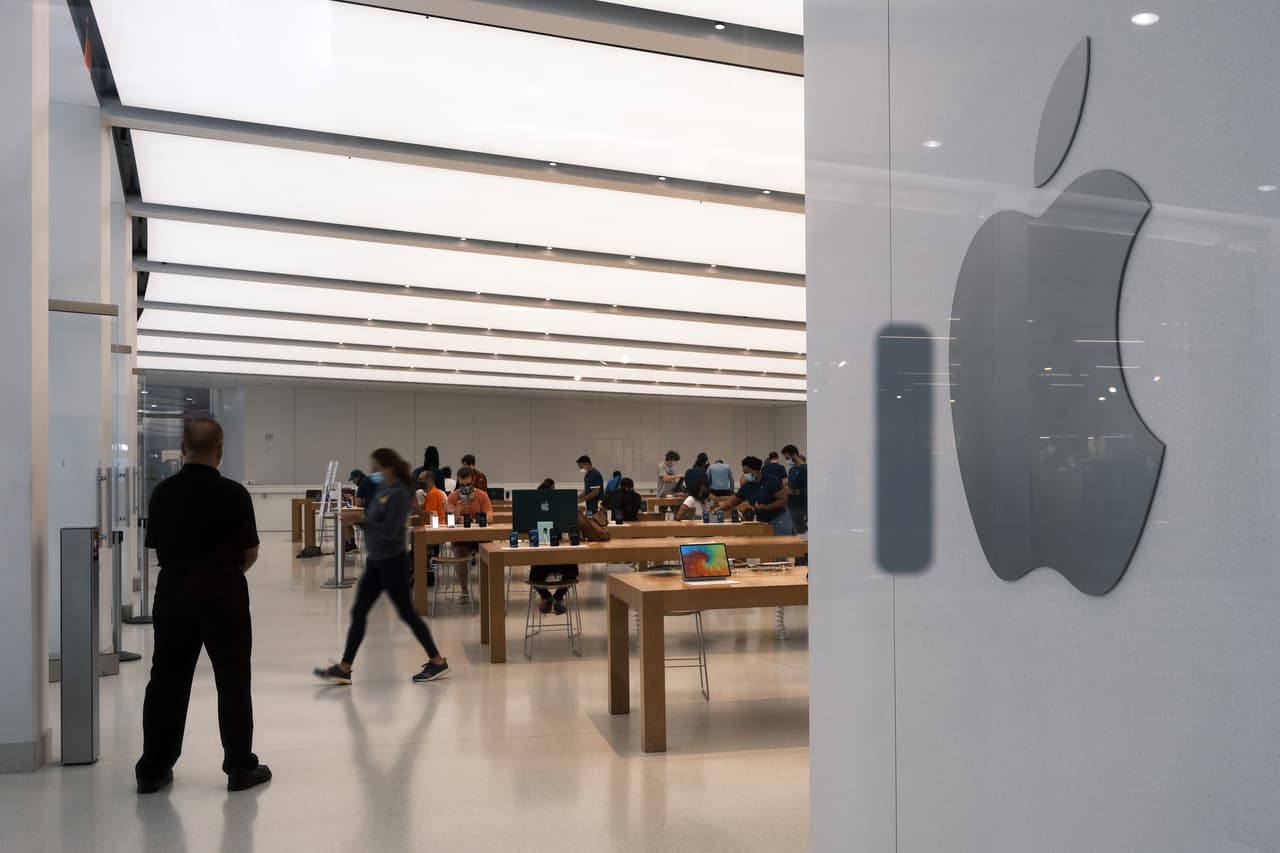 Sospechoso apuñala a guardia de seguridad de tienda Apple durante disputa por el uso de la mascarilla