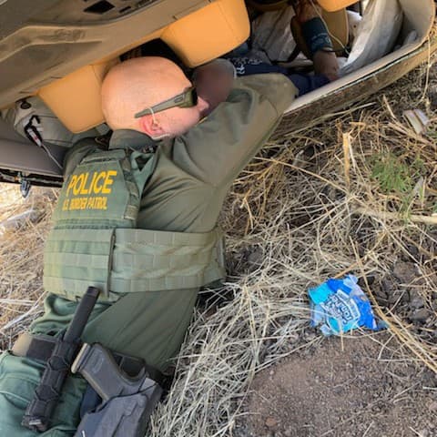 El carro se volcó y como pudieron lograron sacar a la persona del vehículo.
