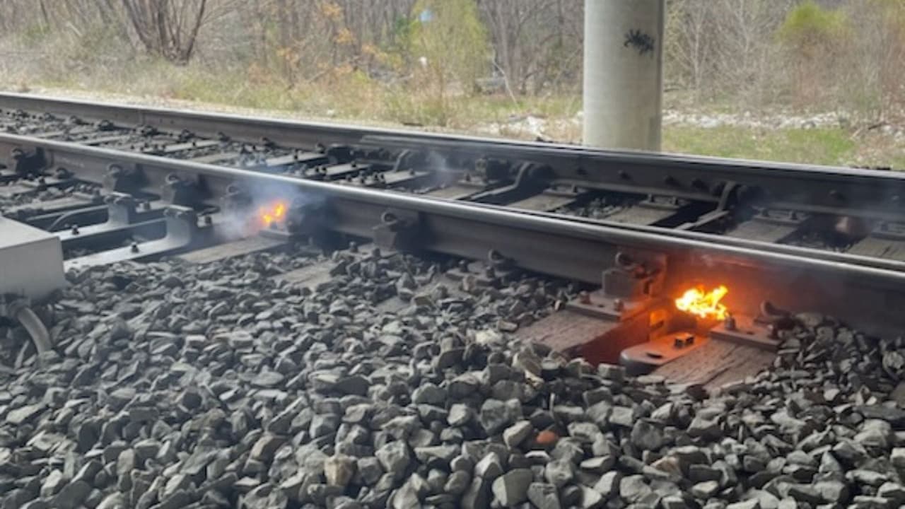 En medio de estas condiciones climáticas extremas, la Autoridad de Tránsito Rápido de Dallas (DART) emite un recordatorio crucial a los usuarios. Con el objetivo de 
<b>asegurar el bienestar de los pasajeros durante las transferencias y facilitar la planificación de viajes</b>, se han extendido los horarios de operación en algunos centros de tránsito clave.