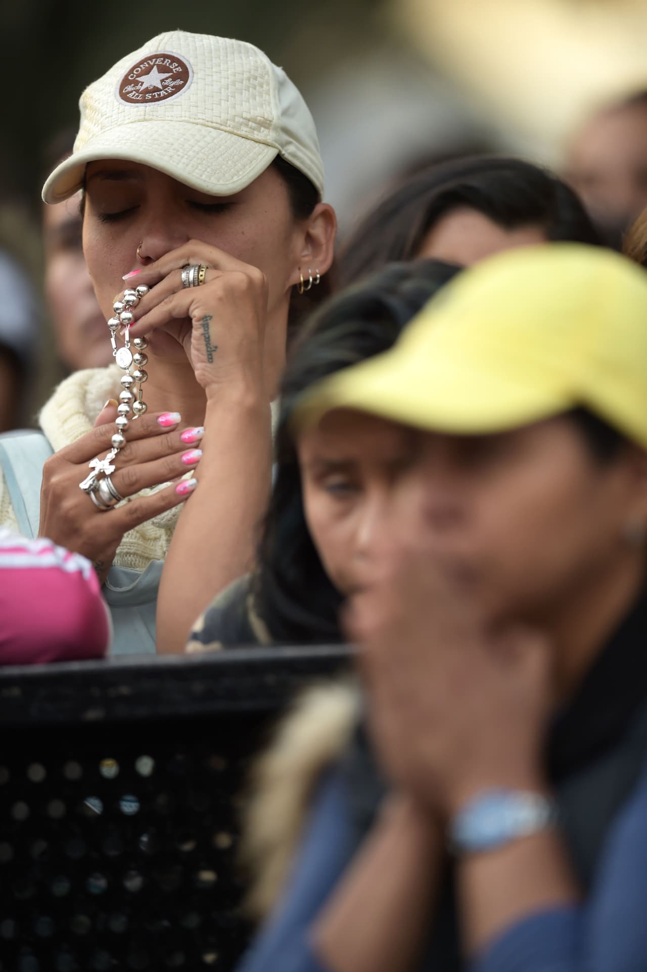 El rezo del rosario surgió en el año 800, como respuesta a la necesidad de los laicos católicos, que en ese entonces no tenían acceso a la Biblia por cuestiones de jerarquía, de tener un instrumento con el cual acercarse a la oración, de acuerdo con un artículo publicado por ACI Prensa.