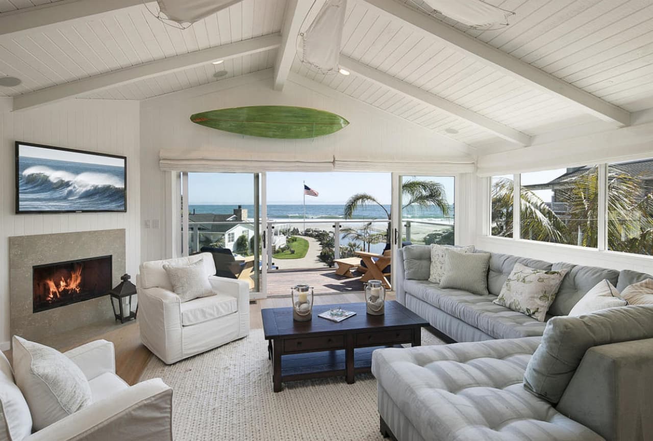 La casa tiene seis cuartos y seis baños, queda frente a la playa y solo queda a pocas horas de su residencia en Beverly Hills.