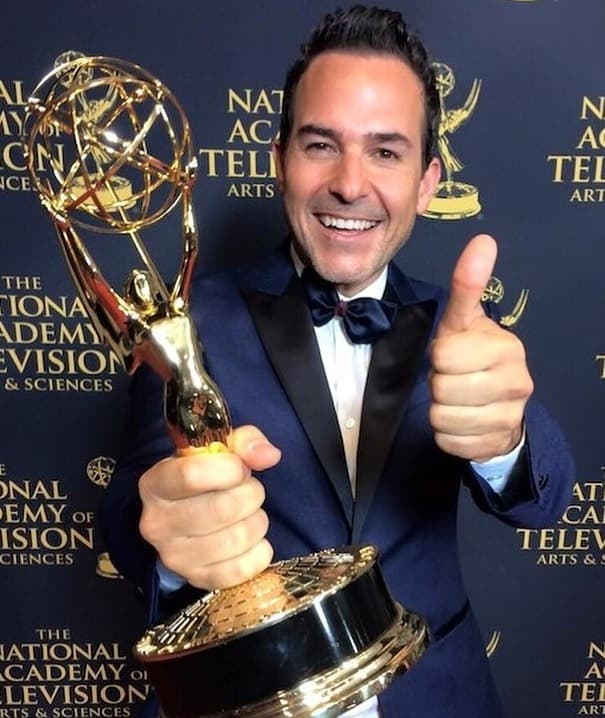 Carlos cuenta que en esa ocasión le prometió a sus profesores que no se dedicaría a la televisión, pero la vida lo sorprendió y creció profesionalmente en este ramo: “Yo pagaba mis estudios haciendo comerciales de televisión y en mi examen profesional me dijo otro de los profesores: Solo espero que no se dedique a la farándula Calderón. Le prometo que no abandonaré la arquitectura, respondí yo. La historia me llevó justamente a eso pero siempre recordé esa promesa”. 
<br>