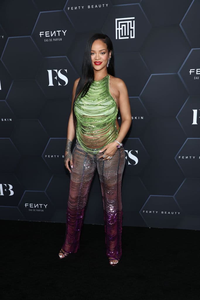 <b>Rihanna</b>
<br>Los ‘looks’ de embarazada de ‘RiRi’ no fueron nada convencionales, y es que dentro y fuera de las alfombras rojas brilló con su ‘baby bump’ con prendas ‘cut-off’ que mostraban parcialmente su cuerpo.