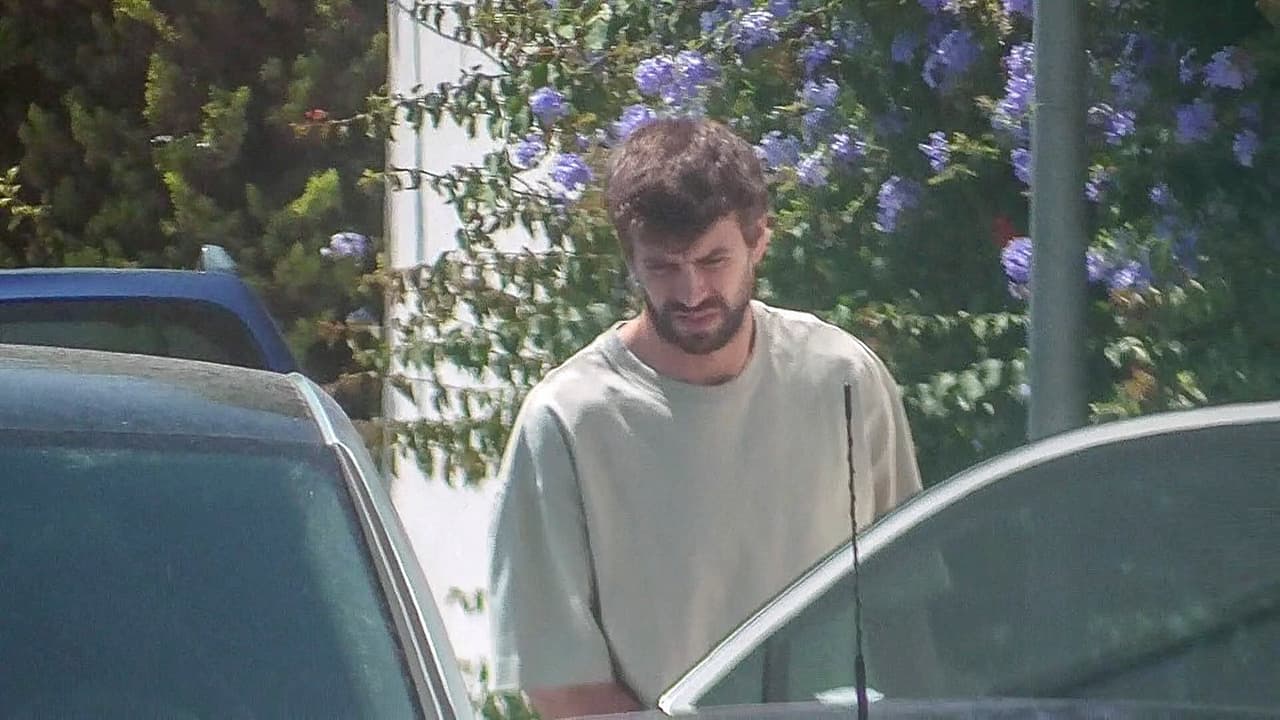 El lugar que alguna vez compartieron está ubicada en la localidad de Esplugues de Llobregat, en Barcelona. Así se le vio al futbolista esperar a que sus hijos salieran. 
<br>