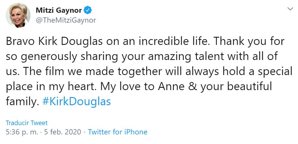 La actriz Mitzi Gaynor, quien protagonizó con Douglas en 1963 la comedia 'Por amor o dinero', le dedicó unas palabras a su compañero: "Bravo Kirk Douglas en una vida increíble. Gracias por compartir tan generosamente tu increíble talento con todos nosotros. La película que hicimos juntos siempre tendrá un lugar especial en mi corazón. Mi amor a Anne y tu hermosa familia".