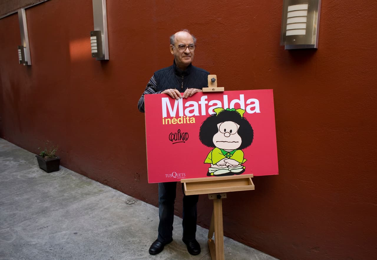 En 1973, Quino decidió dejar de dibujar a Mafalda, aunque regresó al personaje en varias ocasiones, con nuevas ediciones de libros y otras colaboraciones. El artista ilustró campañas publicitarias de Unicef en 1978, de la 
<a href="https://www.unicef.org/lac/historias/10-derechos-fundamentales-de-los-ni%c3%b1os-por-quino"><u>Declaración de los Derechos del Niño</u></a>, de la higiene bucal en Argentina en 1983 y para las promociones de las primeras elecciones de los Consejos Escolares en España, en 1986. En esta fotografia de 2008, Quino posa junto a su personaje más conocido en una conferencia de prensa en la Ciudad de México.