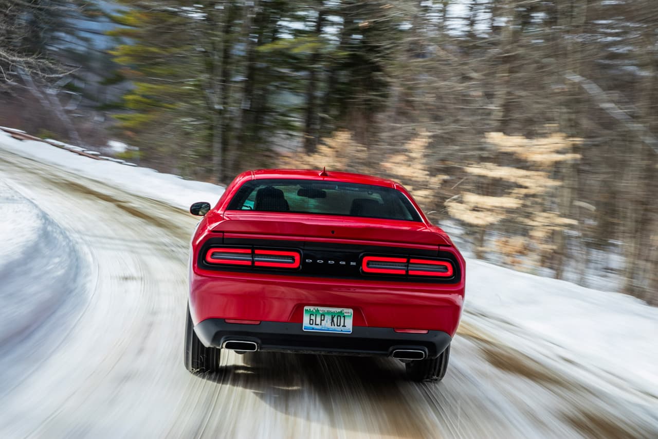 La parte posterior del Dodge Challenger GT 2017 mantiene la escencia histórica de este modelo, con las 
<b>ópticas traseras divididas en dos</b>, y las luces de giro y reversa encerradas dentro de las de stop y posición.