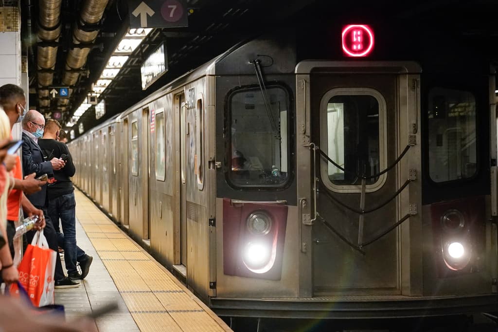El Inspector General Daniel Cort dijo que los guardias fueron contratados para 
<a href="https://www.univision.com/local/nueva-york-wxtv/evasion-de-tarifas-en-el-metro-de-nueva-york-representa-problema-millonario">evitar evasiones</a> y brindar seguridad a los usuarios. 
<br>