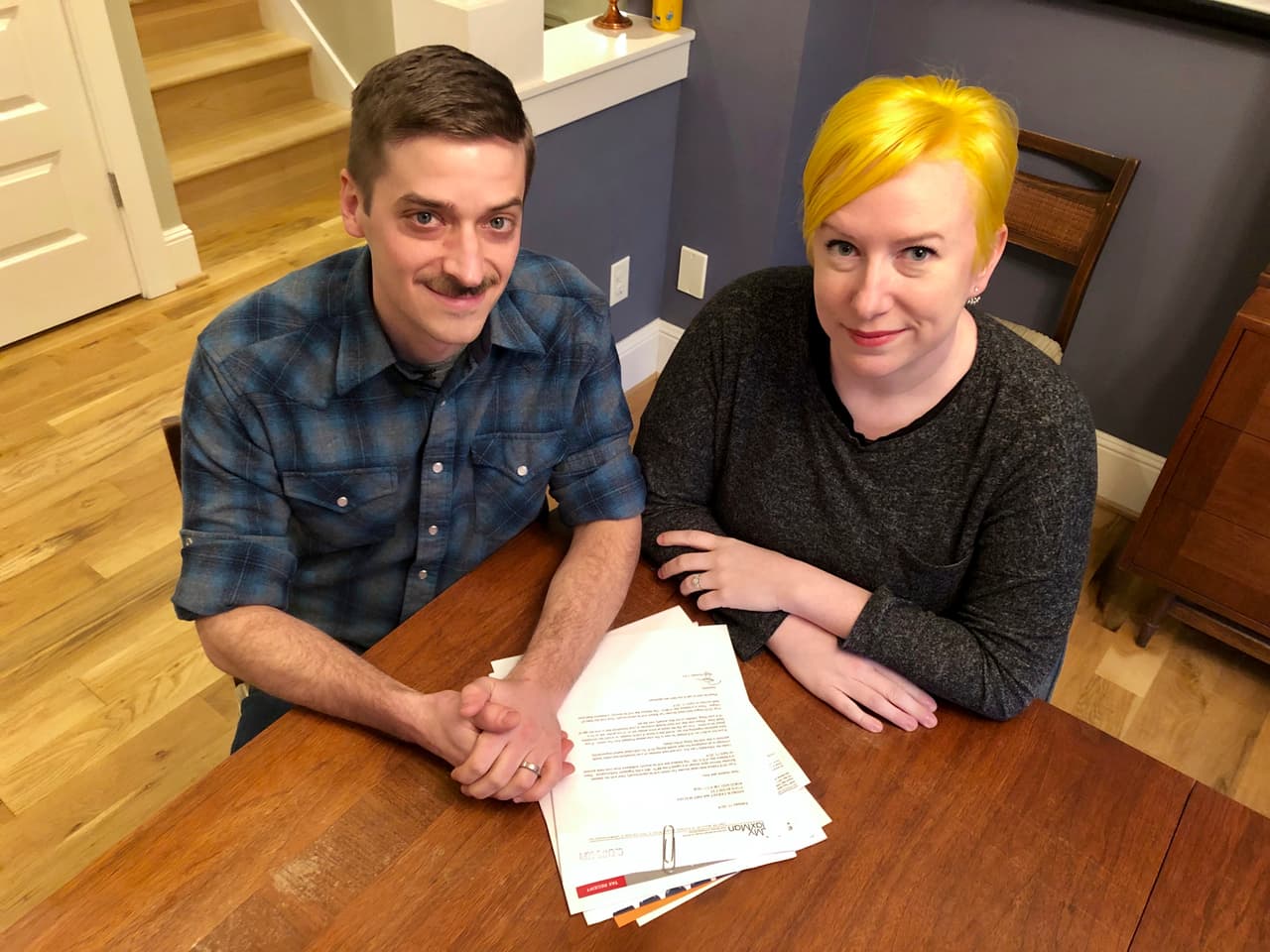 Andy Kraft y Amy Elias están casados, viven en Portland, Oregon, y posaron este lunes para la agencia AP en su hogar, junto a los papeles de su declaración de impuestos de 2018. El año pasado obtuvieron un pequeño reembolso, pero este año, bajo la nueva ley de impuestos, deben más de 10,000 dólares.