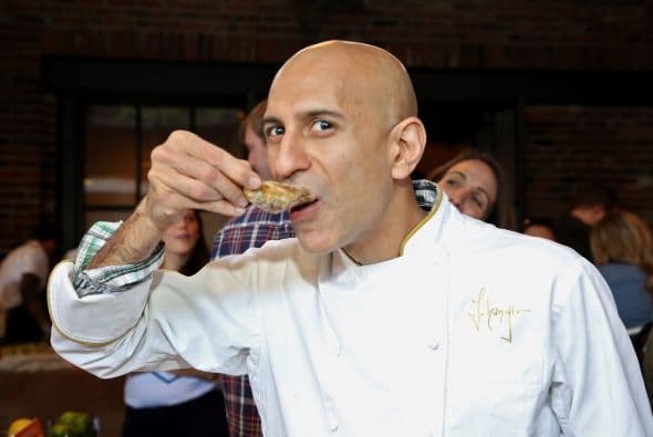 El master chef Jehangir Mehta probando una ostra.