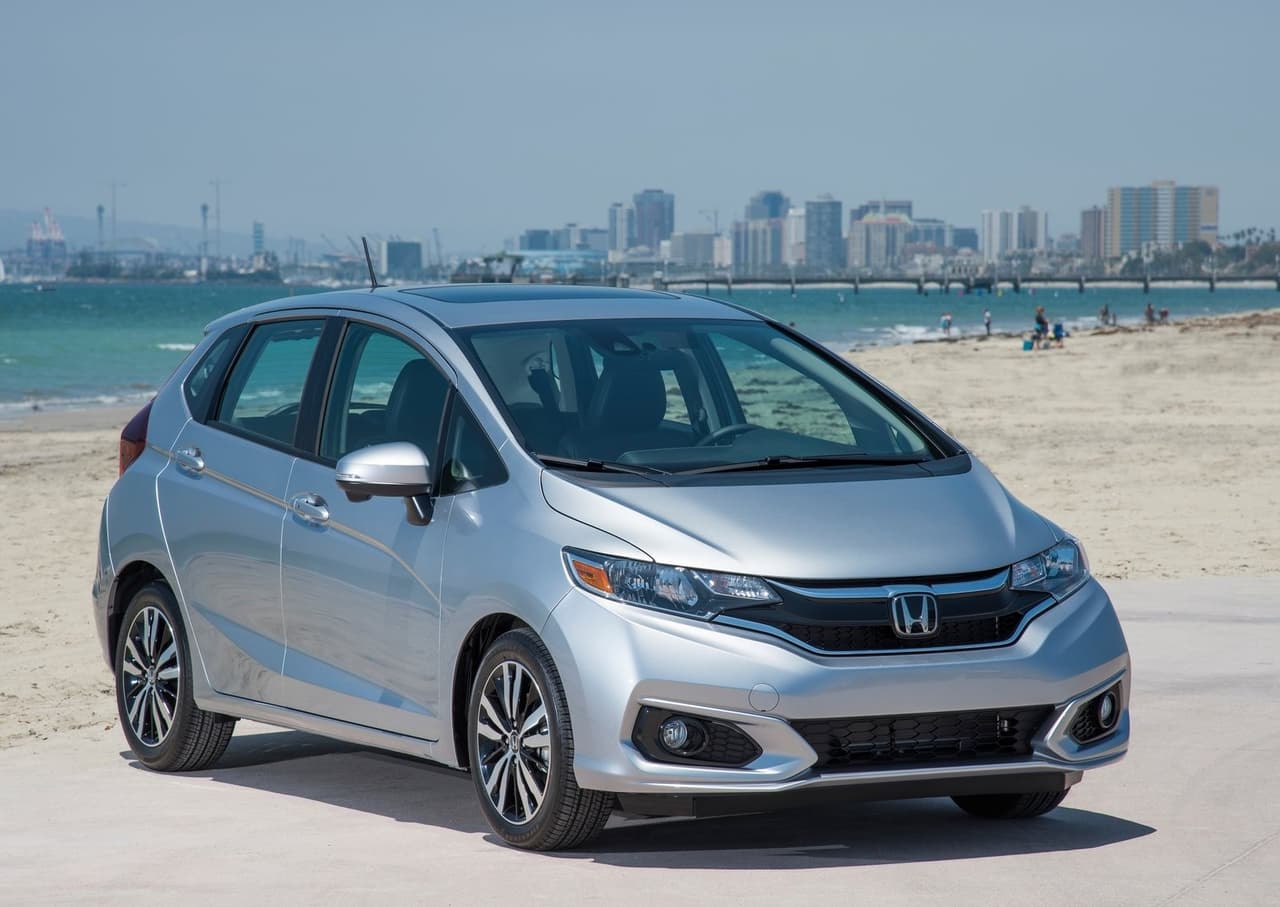 <h3 class="cms-H3-H3"><b>Honda Fit</b></h3>
<br>
<br>En 2008, se llegaron a vender casi 80,000 unidades del Honda Fit en los Estados Unidos. Once años más tarde, en 2019, la cifra de unidades vendidas ni siquiera llegó a las 40,000 unidades. Este pequeño vehículo de Honda seguirá presente en otros mercados alrededor del mundo, pero en territorio estadounidense su historia ha concluido. 
<br>