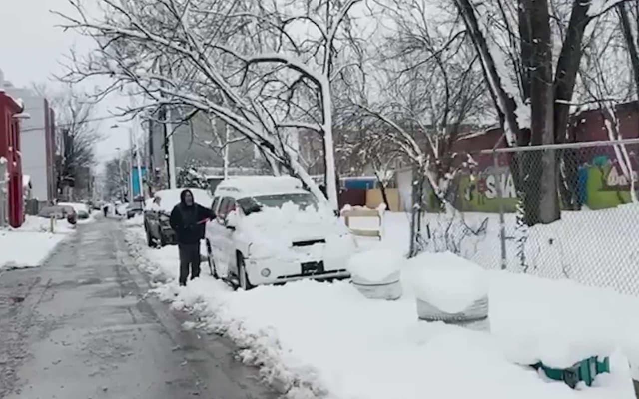 Acumulación de nieve supera proyecciones en Filadelfia; vecinos ponen ‘palas a la obra’ para limpiar