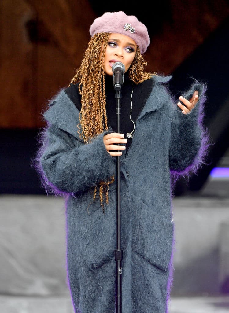 <b>Andra Day</b>
<br>Es una cantante estadounidense de R&B que fue descubierta por Kai Millard, exesposa de Stevie Wonder, y que recibió atención a su música en la última década, siendo nominada al Grammy en 2016.
