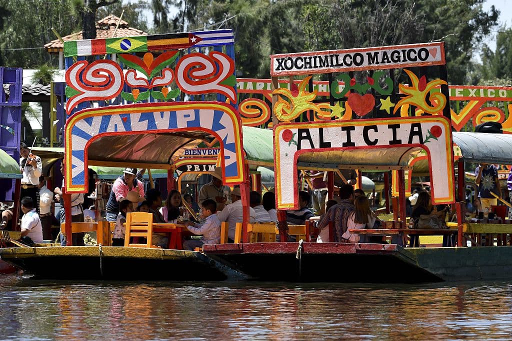No obstante, hay quienes aseguran que esta macabra isla con sus cientos de muñecas está restando el atractivo y seriedad a los canales de Xochimilco, uno de los destinos turísticos más bellos y llenos de folclor mexicano, además de ser una reserva natural e histórica.