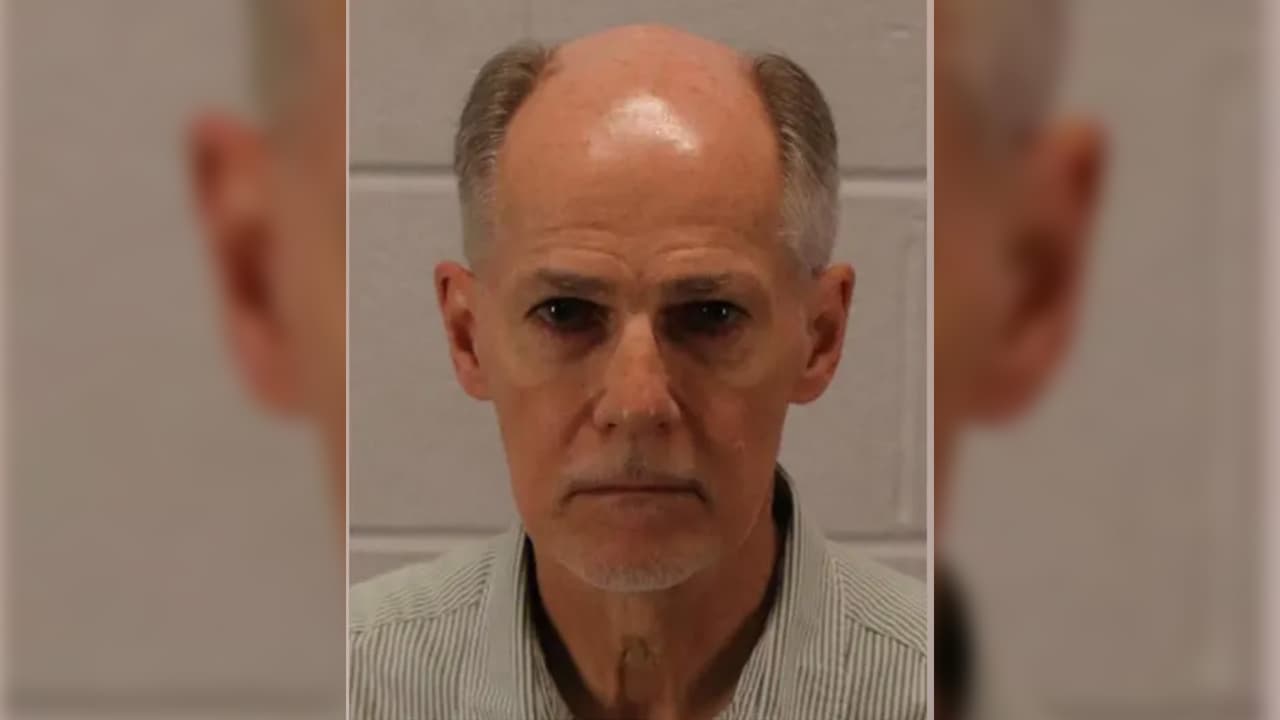 Acusan a maestro de escuela católica de Aurora de abusar sexualmente de un estudiante