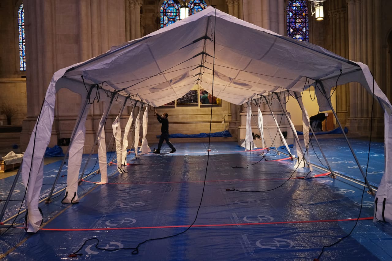 "En la historia y la tradición de la iglesia y siguiendo el ejemplo de Jesús, las catedrales han servido durante mucho tiempo como lugares de refugio y curación en tiempos de plaga y crisis comunitaria", dijo un comunicado el reverendo Clifton Daniel III, decano de la catedral.