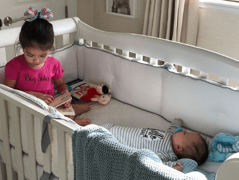 La pequeña cuida con amor a su hermanito y disfruta tener en casa al que pronto será su compañerito de juegos.