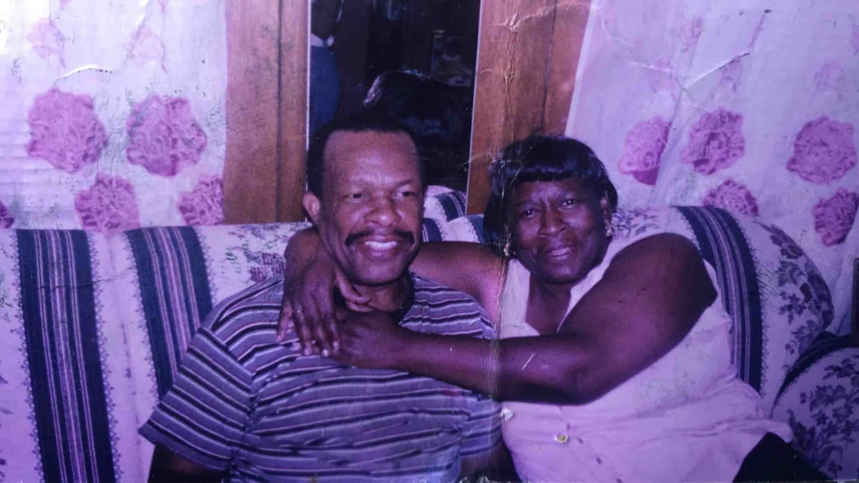 "Ella venía y me besaba y decía bebé y me daba de comer en la cama", recuerda Luther Younger de su esposa Waverlee.