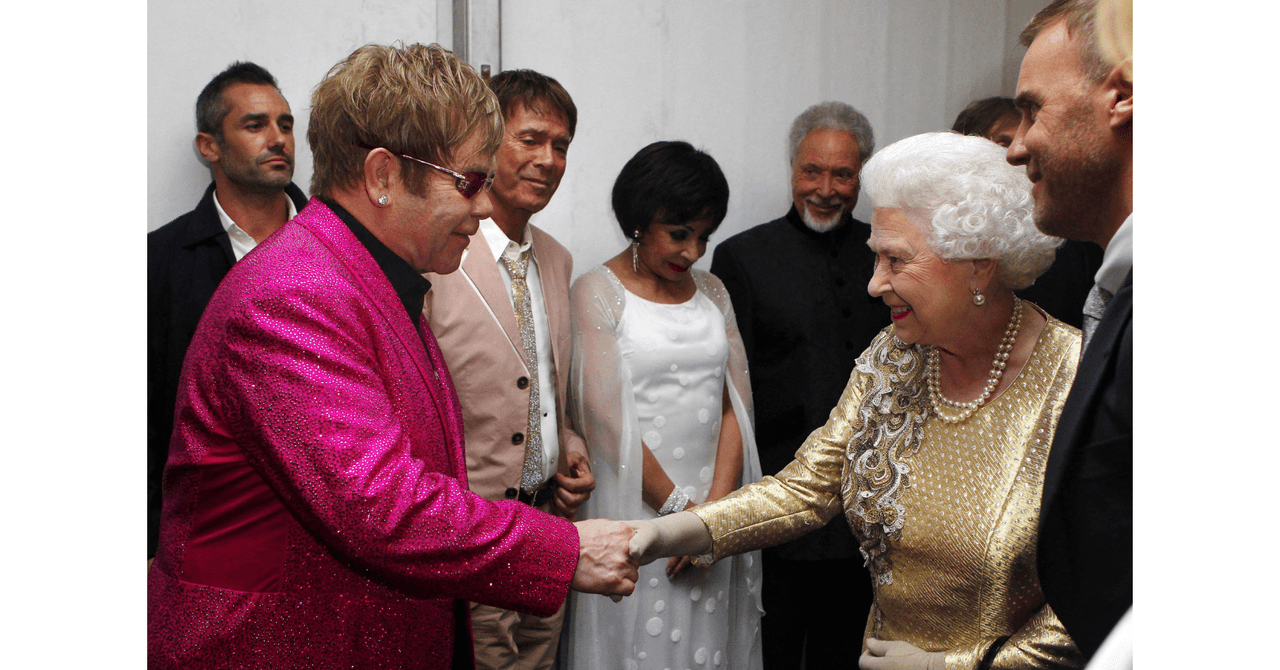 Elton John con la reina Isabel II